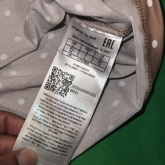 NWT Guess Tan and White Cut Out Blouse with Peter Pan Collar size Large - Picture 9 of 9